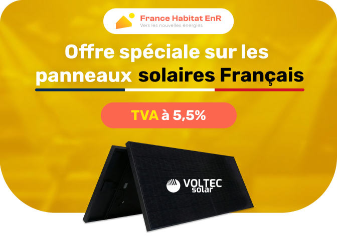 Technicien France Habitat ENR installant des panneaux solaires
